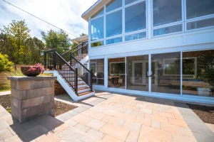 Solarium 4 saisons avec de grandes fenêtres sur une terrasse